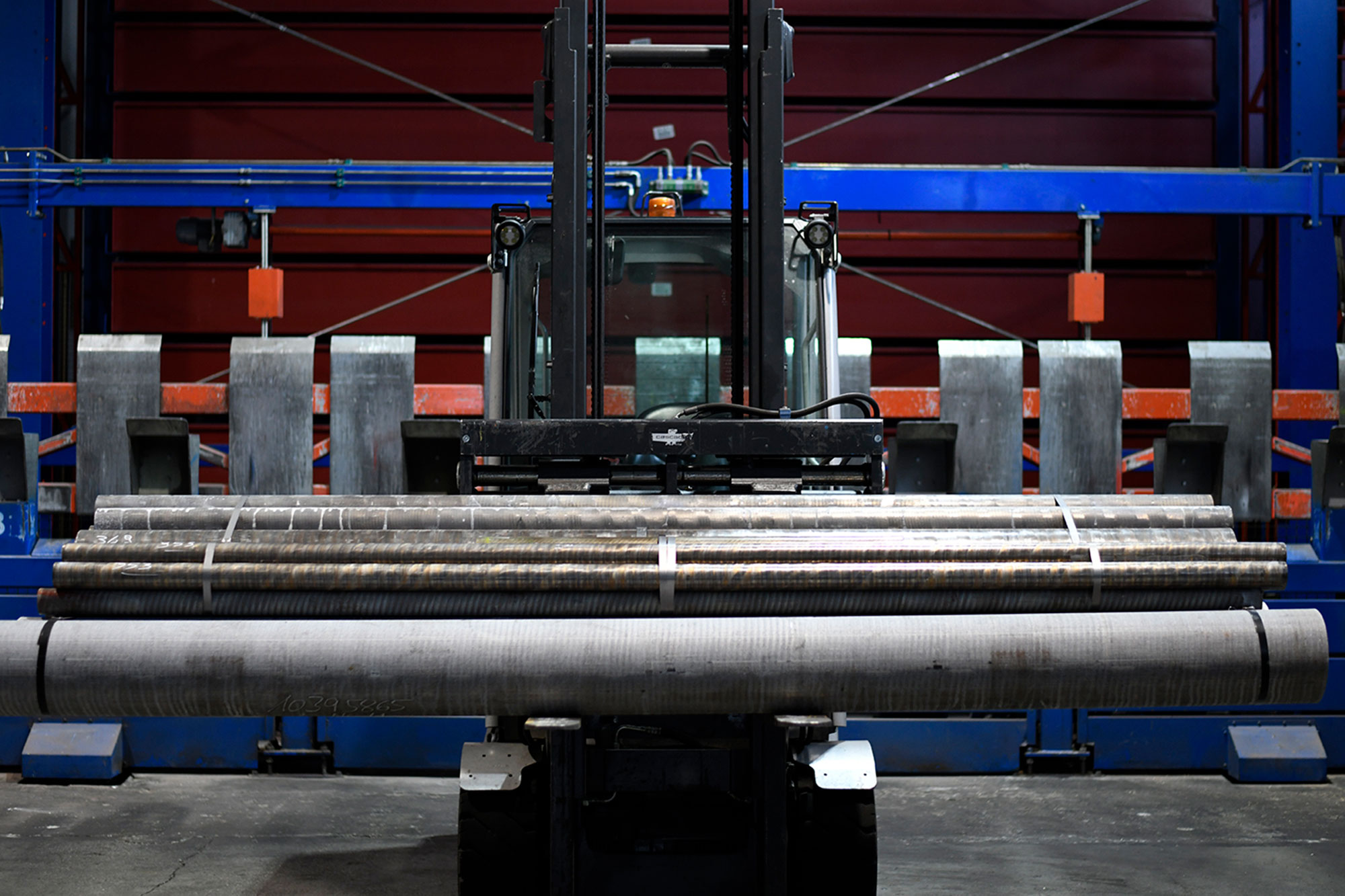 Preparazione barre di bronzo dal magazzino automatico